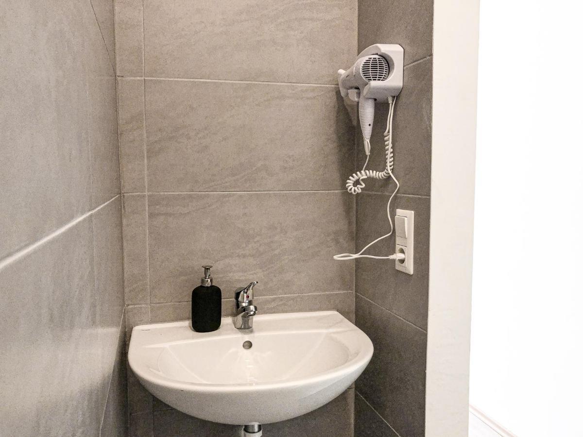 Commodious 2Br Apt. Near Akh-Perfect For Groups فيينا المظهر الخارجي الصورة